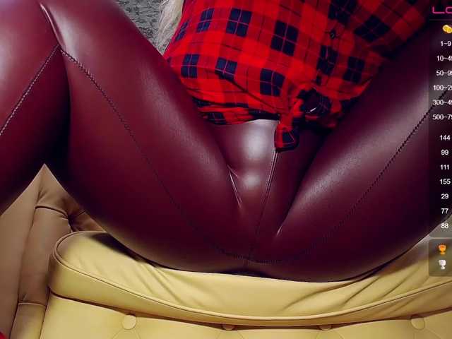 तस्वीरें AdelleQueen "♥kiss the floor piece of ****!♥ #bbw #bigboobs #mistress #latex #heels #gorgeous
