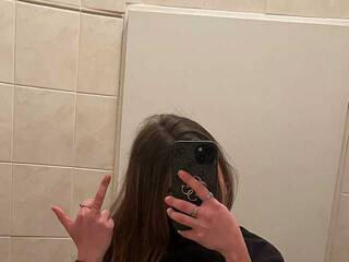 कामुक वीडियो चैट anirie_findom