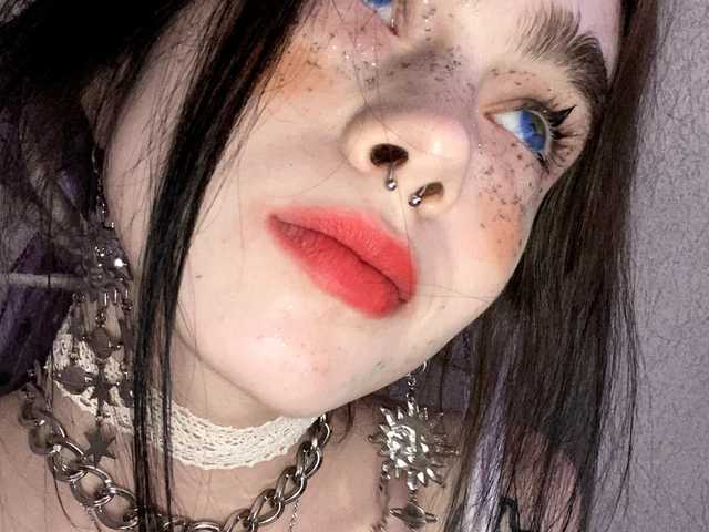 प्रोफ़ाइल की तस्वीर BrokenDoll666