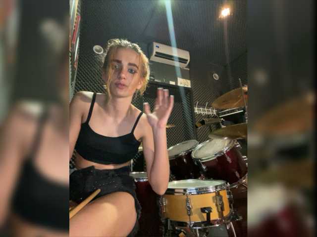 तस्वीरें EmmylieMorris I'm in music studio today*-* And I'm really sorry if its lagging a bit...Pleqase tip 5 tk^-^ Write in FREE CHAT^-^I really love 5 tk UH(Ultra High) vibration *_*