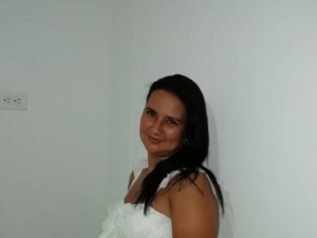 प्रोफ़ाइल की तस्वीर hilarysex1