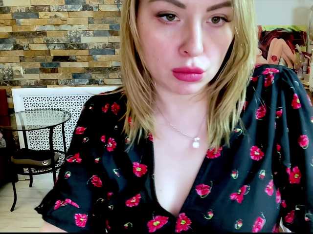 प्रसारण स्क्रीनशॉट HollyDoll