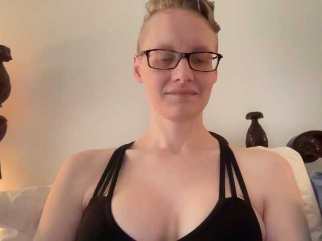 तस्वीरें LeahWilde Hanging out before shower