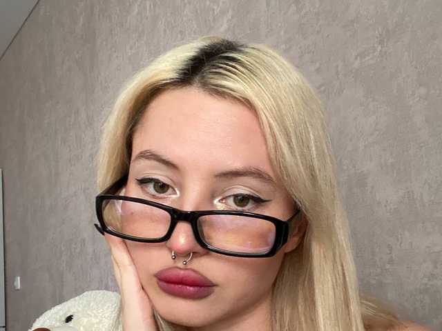 प्रोफ़ाइल की तस्वीर LillyEll