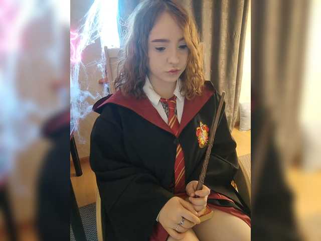 तस्वीरें LittleDelora Welcome to my Hogwarts, this Halloween I will be dressed as Hermione with a wand that shoots fire. Come in and we’ll learn spells together) P.S. I’m only a 1st year student @total countdown @sofar collected @remain left until the show starts!