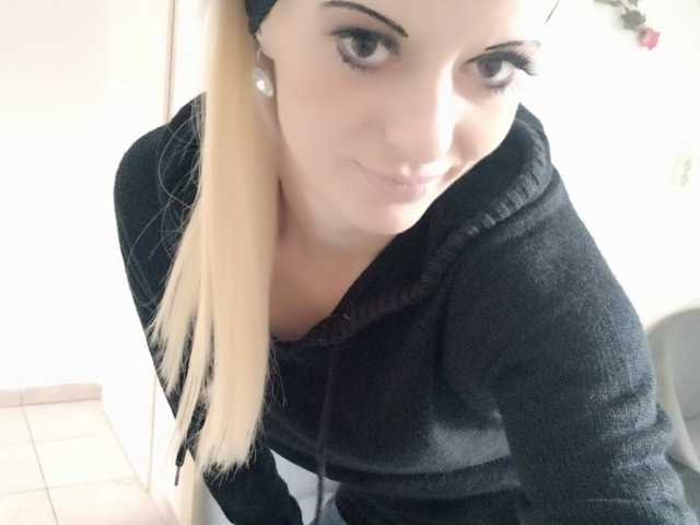 प्रोफ़ाइल की तस्वीर MoaningKitty23