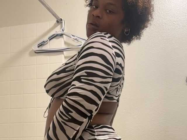 प्रोफ़ाइल की तस्वीर prettynthick12