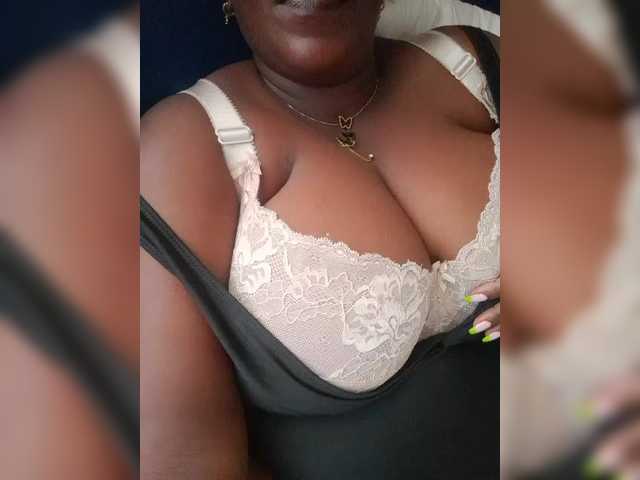 प्रसारण स्क्रीनशॉट Queenbigboobs